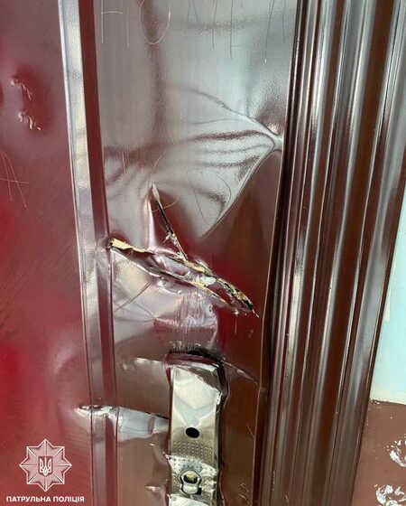 Чоловік з сокирою намагався вдертися у квартиру на вул. Української дивізії – його затримали патрульні Чоловік з сокирою намагався вдертися у квартиру на вул. Української дивізії – його затримали патрульні