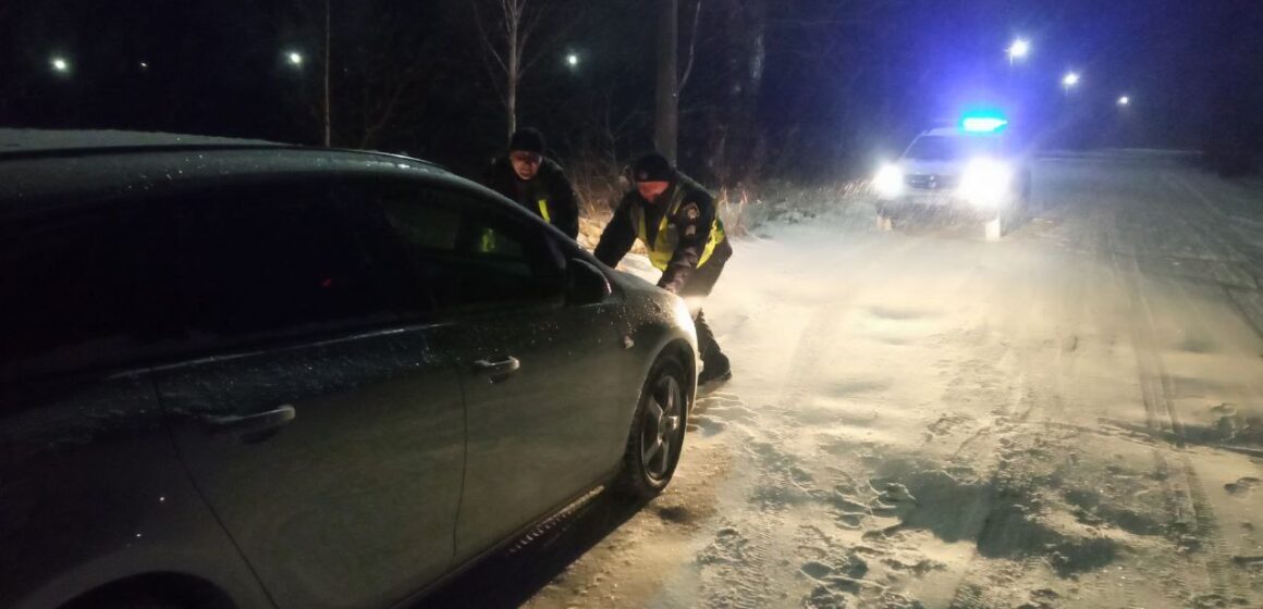 Поліцейські охорони допомогли водієві легковика вибратися зі снігової пастки