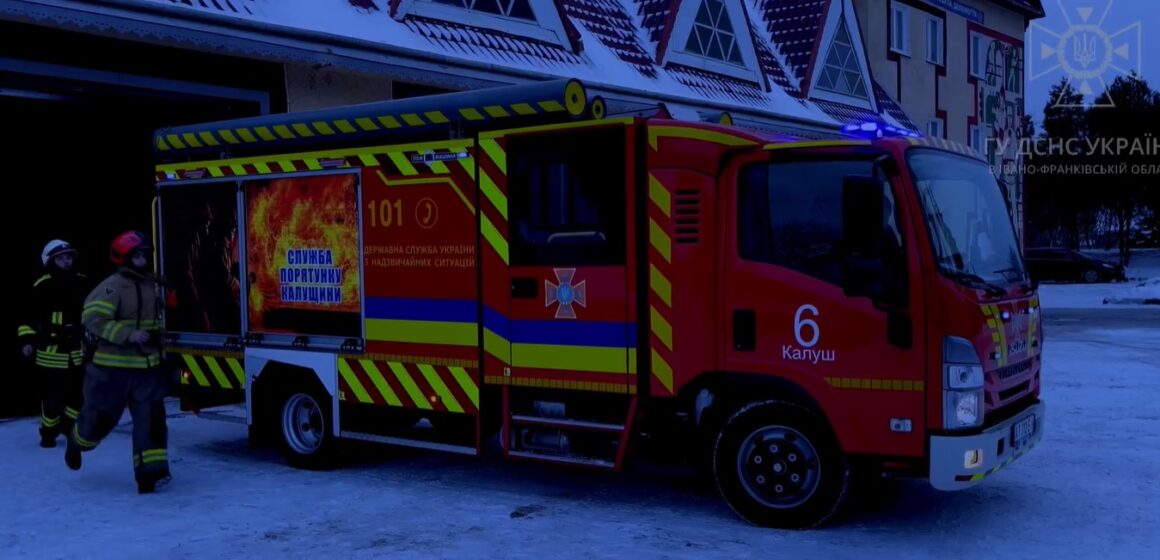 У Калуші вогнеборці врятували сім’ю та собаку під час пожежі квартири