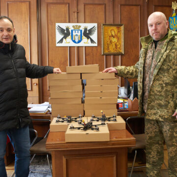 В Івано-Франківську передають закуплені FPV-дрони військовим підрозділам на передову