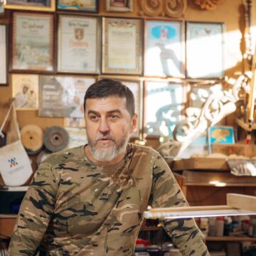 Після трьох поранень на війні прикарпатський різьбяр відновлює сили за улюбленою справою