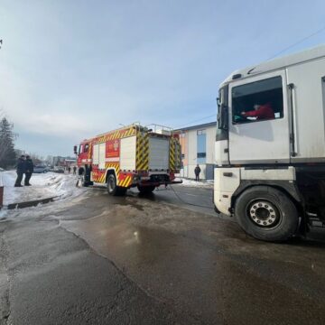 Франківські рятувальники відбуксирували вантажний автомобіль, що застряг на вул. Богдана Хмельницького та частково перекрив рух