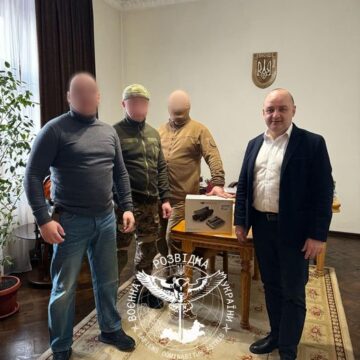 Головний Держсанлікар Прикарпаття передав представникам воєнної розвідки дрон