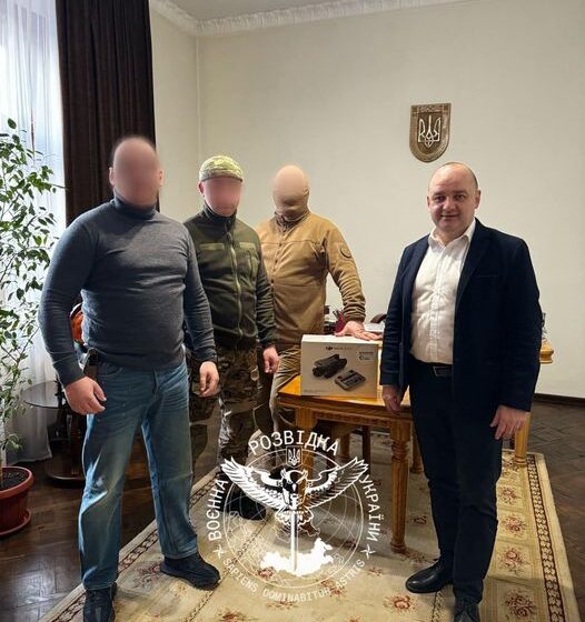 Головний Держсанлікар Прикарпаття передав представникам воєнної розвідки дрон