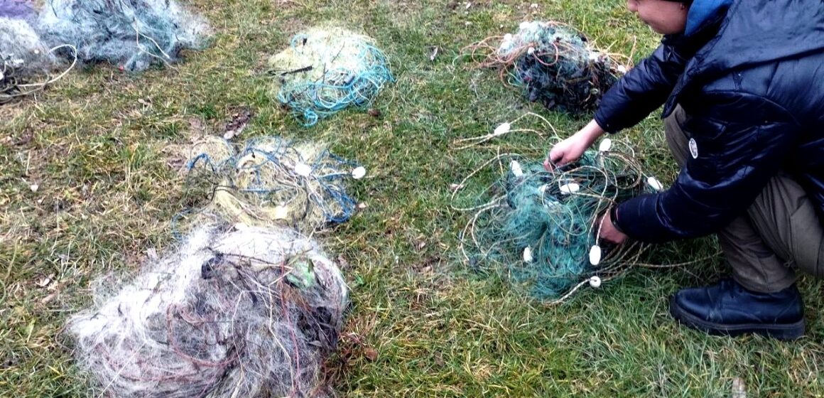 На Тлумаччині з Дністра витягнули 15 браконьєрських сіток