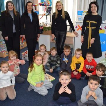 Вихованці калуської школи лідерів отримали різноманітні пізнавально-дидактичні матеріали та солодощі