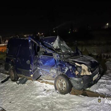 У поліції повідомили подробиці смертельного зіткнення пасажирського поїзда та легковика у Ямниці