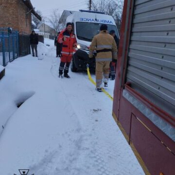 У Ямницькій громаді рятувальники надали допомогу з буксирування автомобіля екстреної медичної допомоги