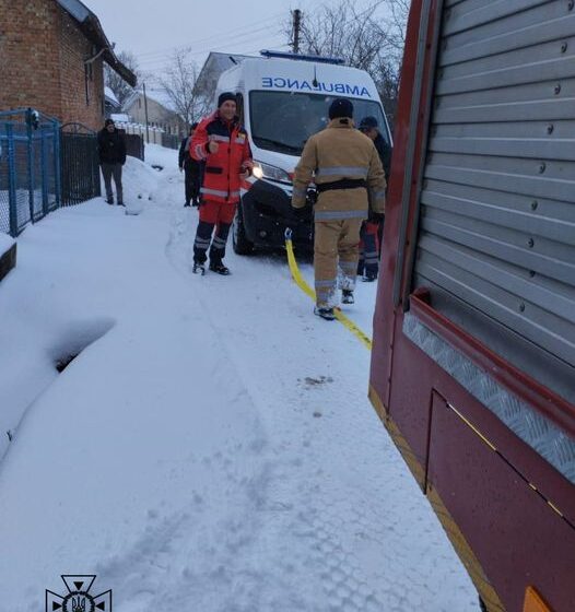 У Ямницькій громаді рятувальники надали допомогу з буксирування автомобіля екстреної медичної допомоги