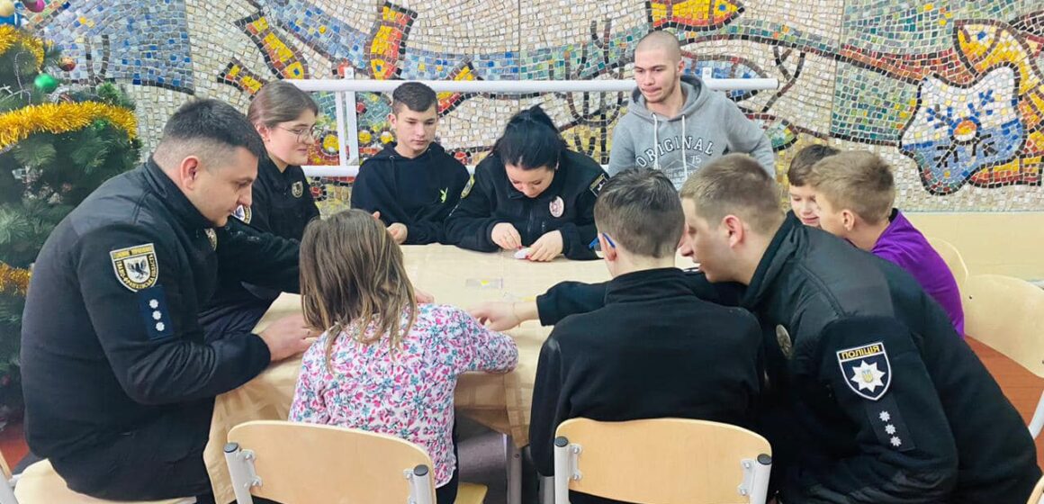 “Новорічний оберіг”: діти разом із поліцейськими долучилися до новорічної акції
