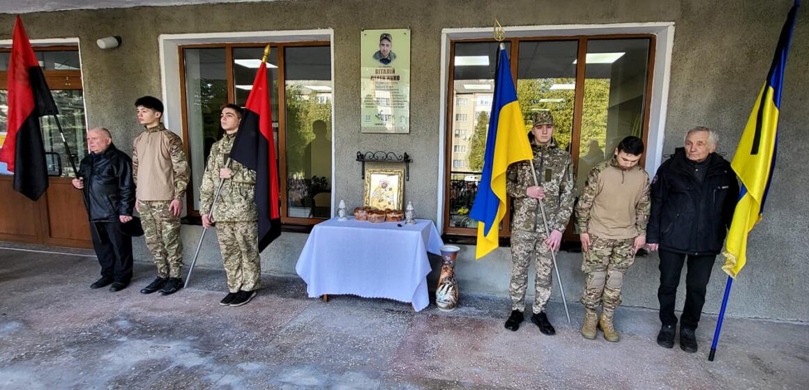 На фасаді Бурштинського ТЕК відкрили меморіальну дошку полеглому захиснику Віталію Дерев’янку