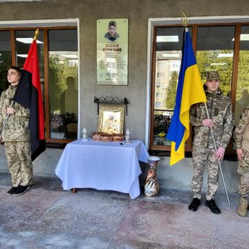 На фасаді Бурштинського ТЕК відкрили меморіальну дошку полеглому захиснику Віталію Дерев’янку