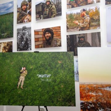 «Небесний фотограф»: в Івано-Франківську діє благодійна фотовиставка полеглого воїна Максима Бурди (ФОТО)