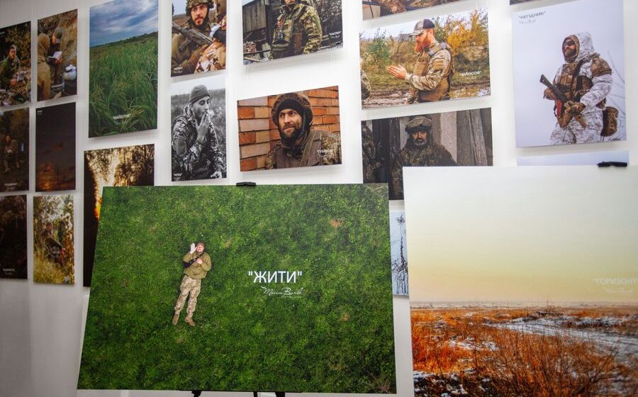 «Небесний фотограф»: в Івано-Франківську діє благодійна фотовиставка полеглого воїна Максима Бурди (ФОТО)