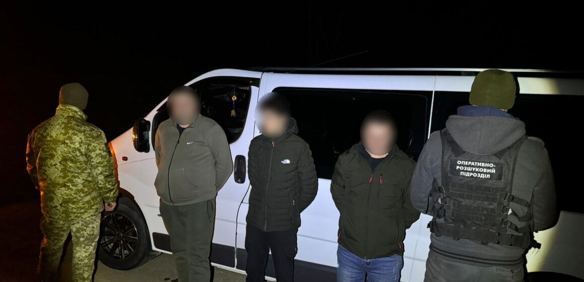 Мікроавтобус з ухилянтами з Прикарпаття та Львівщини затримали за пів кілометра до кордону