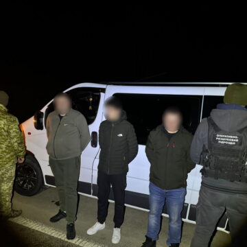 Мікроавтобус з ухилянтами з Прикарпаття та Львівщини затримали за пів кілометра до кордону