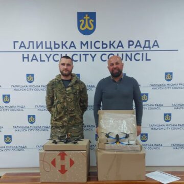 Із Галицької громади передали на фронт шість дронів-камікадзе (ФОТО)