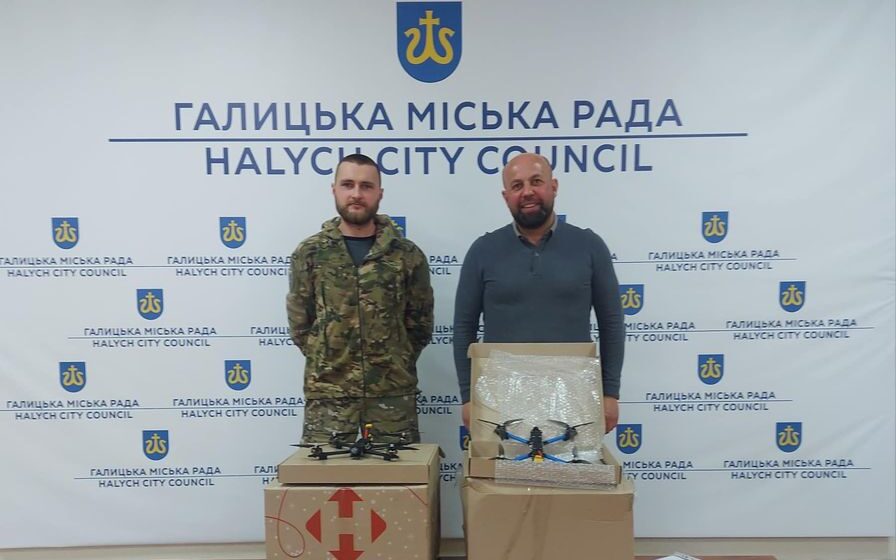 Із Галицької громади передали на фронт шість дронів-камікадзе (ФОТО)
