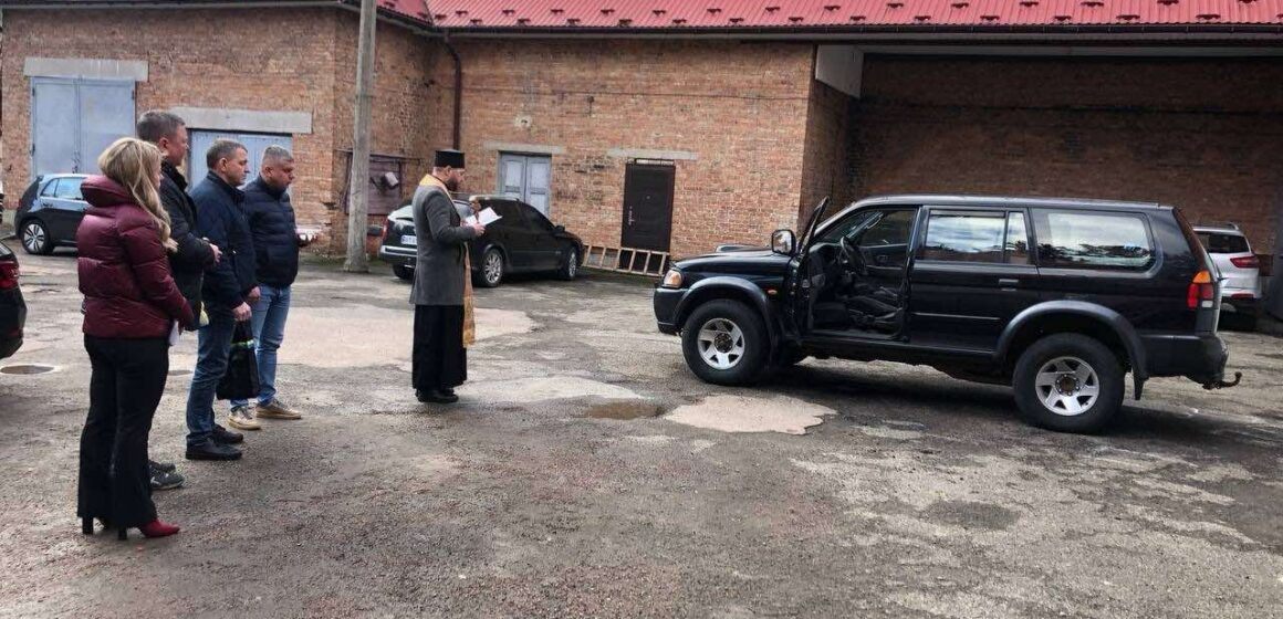 Працівники Долинської міськради та комунальних підприємств за одноденний заробіток придбали автомобіль для захисників (ФОТО)