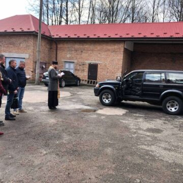 Працівники Долинської міськради та комунальних підприємств за одноденний заробіток придбали автомобіль для захисників (ФОТО)