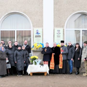 У Тисмениці на фасаді Народного дому відкрили меморіальну дошку полеглому захиснику Володимиру Шаварському