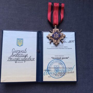 Захищає Україну з 2014 року: штаб-сержанта Любомира Олеськіва з Надвірної нагороджено «Золотим хрестом»