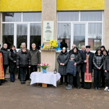 У Тисмениці відкрили анотаційну дошку полеглому захиснику Василю Красножону