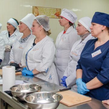 На Прикарпатті кухарі шкільних їдалень вдосконалюватимуть навички у сучасному кулінарному хабі