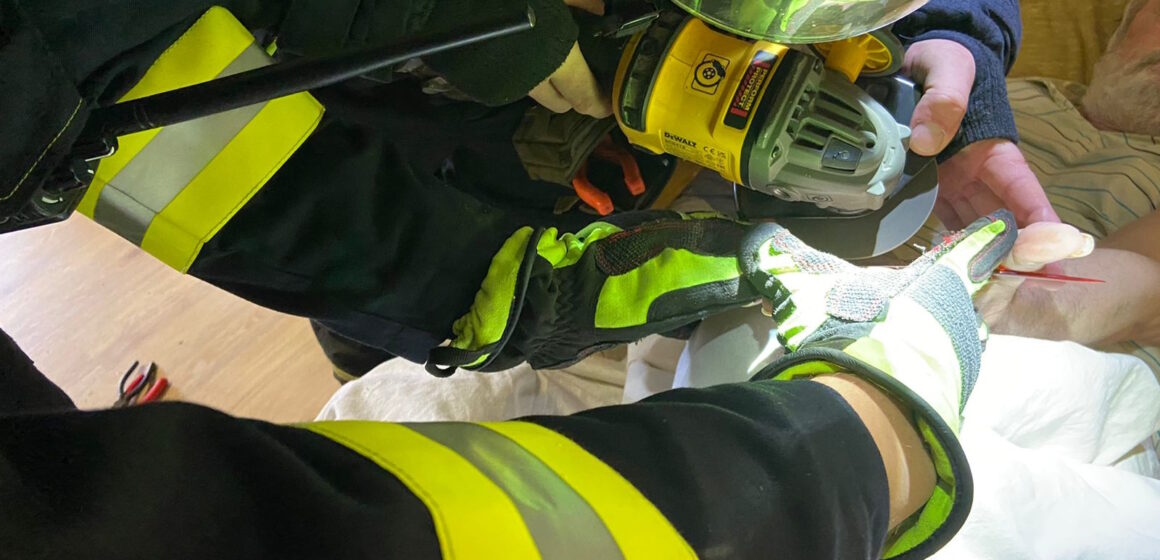 Рятувальники допомогли маломобільному чоловіку зняти металеве кільце з пальця