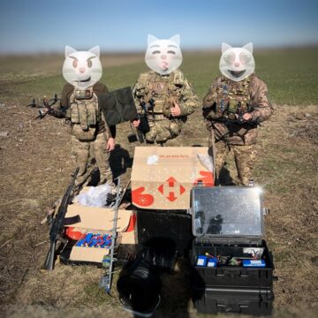 Із Яремчанської громади передали захисникам три наземні станції управління БпЛА та 42 FPV-дрони (ФОТОФАКТ)