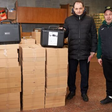 З Івано-Франківська передали на фронт 140 FPV-дронів, два Mavic 3T та автомобіль (ФОТО)