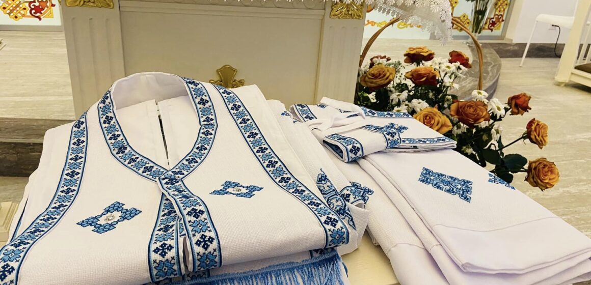 Майстриня із Богородчанщини власноруч вишила ризи для Відпустового центру в Старуні