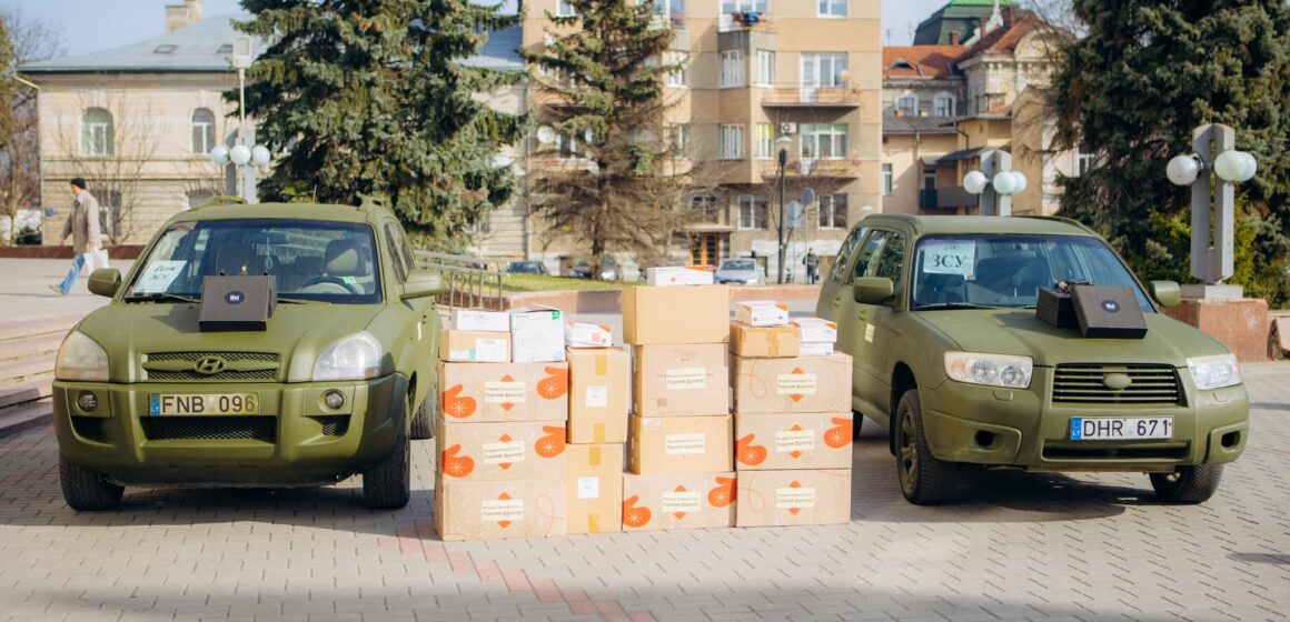 Медична спільнота Прикарпаття придбала для захисників два позашляховики та шість дронів-камікадзе (ФОТО)