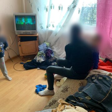 Батьки зловживали алкоголем: на Калущині ювенали вилучили двох малолітніх діток з неблагополучної сім’ї (ФОТО)