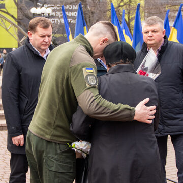 Матері полеглого молодого нацгвардійця Владислава Сенчука вручили посмертну нагороду сина