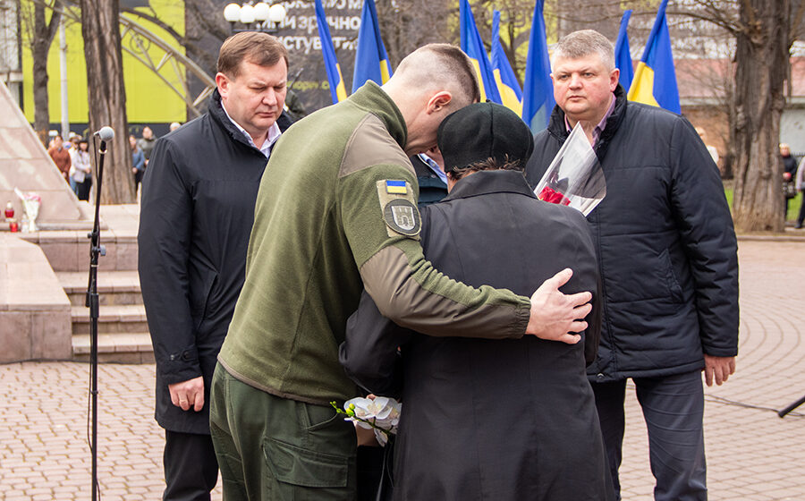 Матері полеглого молодого нацгвардійця Владислава Сенчука вручили посмертну нагороду сина