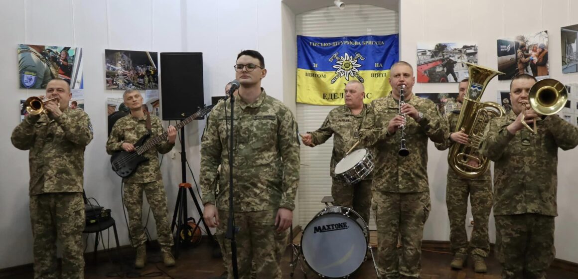 «Незламність в об’єктиві»: у Коломиї відкрили фотовиставку про боротьбу українців під час повномасштабної війни (ФОТО)