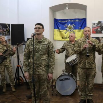 «Незламність в об’єктиві»: у Коломиї відкрили фотовиставку про боротьбу українців під час повномасштабної війни (ФОТО)