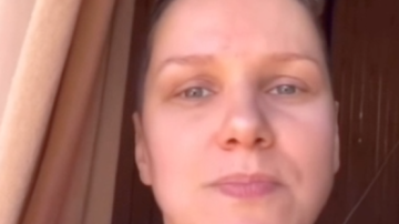Скандал у Надвірній: дівчина танцювала під музику та записувала відео, коли поруч провозили загиблого на війні воїна України 