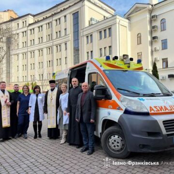 Митрополит Володимир освятив карету швидкої допомоги для дитячої лікарні