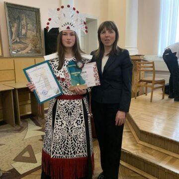 Учениця Брошнівської гімназії Анастасії Бойко здобула 1 місце конкурсу сценічних та карнавальних костюмів «Стильний папір»