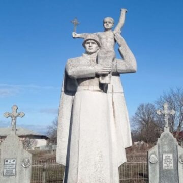 У руки дитини вклали хрест: декомунізатори відшукали на Прикарпатті незвичний радянський пам’ятник У руки дитини вклали хрест: декомунізатори відшукали на Прикарпатті незвичний радянський пам’ятник