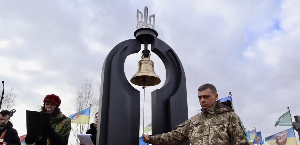 На Алеї Слави коломийського кладовища встановили дзвін пам’яті