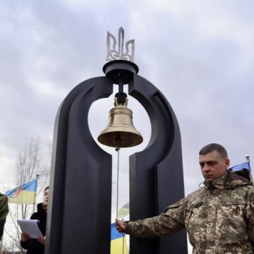На Алеї Слави коломийського кладовища встановили дзвін пам’яті