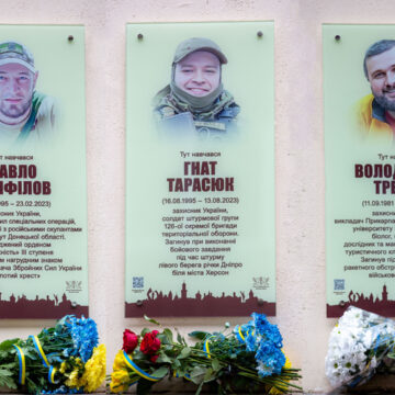 Пам’ятні дошки трьом бійцям відкрили на фасаді ліцею імені Івана Пулюя