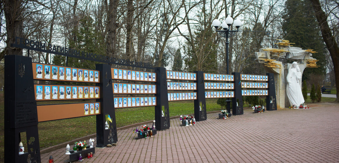 У Меморіальному сквері запалили символічні лампадки в пам’ять про наших захисників