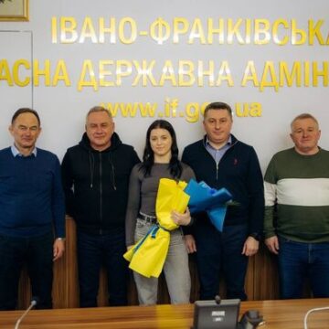 Прикарпатську борчиню Аліну Філіпович привітали зі “сріблом” на чемпіонаті Європи