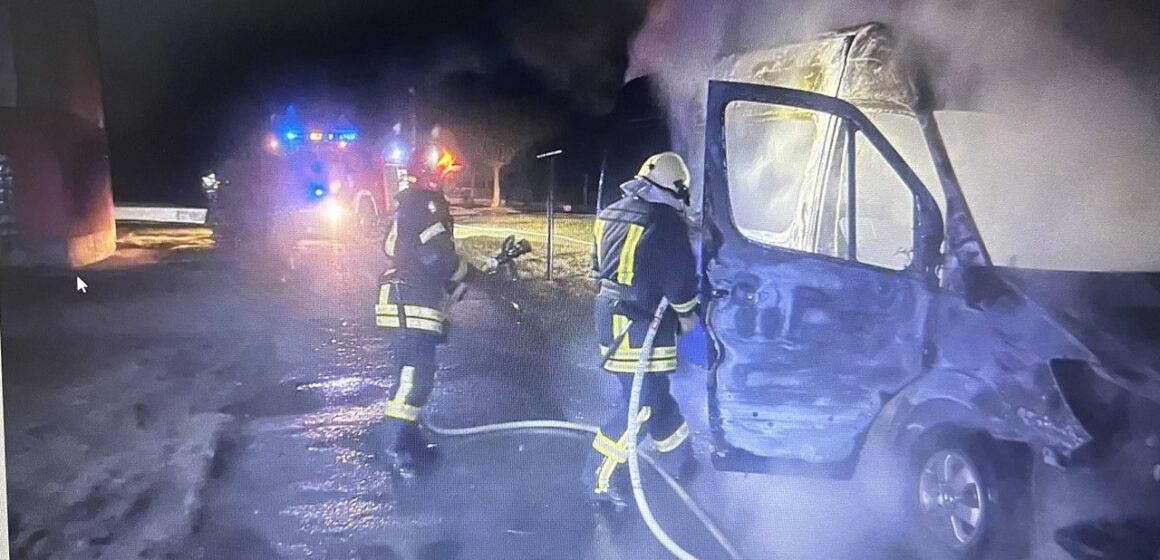 У Долині посеред ночі у дворі багатоповерхівок трапилась пожежа двох автомобілів (ФОТО)