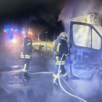 У Долині посеред ночі у дворі багатоповерхівок трапилась пожежа двох автомобілів (ФОТО)