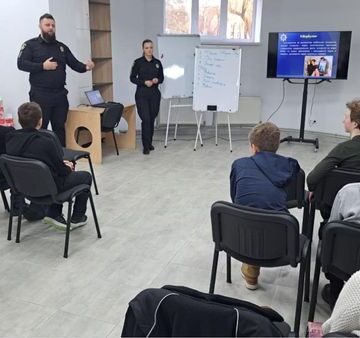 Шкільні офіцери провели для підлітків заняття, приурочене дню безпечного Інтернету, який світ відзначає  щороку у другий вівторок лютого
